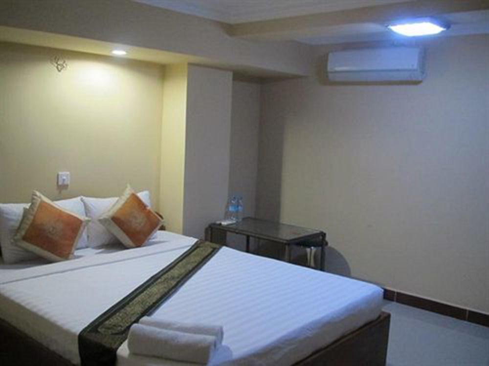 Golden Noura Villa-Pub & Restaurant Пном Пен Екстериор снимка